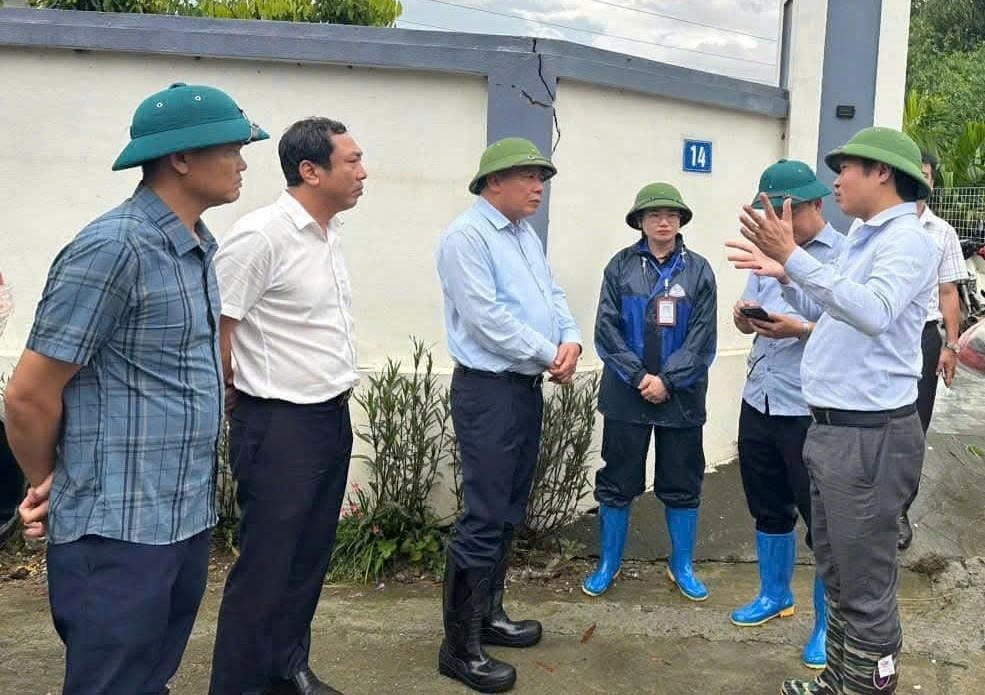 Phó Bí thư Thường trực Thành ủy Nguyễn Văn Phong kiểm tra công tác phòng, chống úng ngập và bảo vệ đê điều - ảnh 1