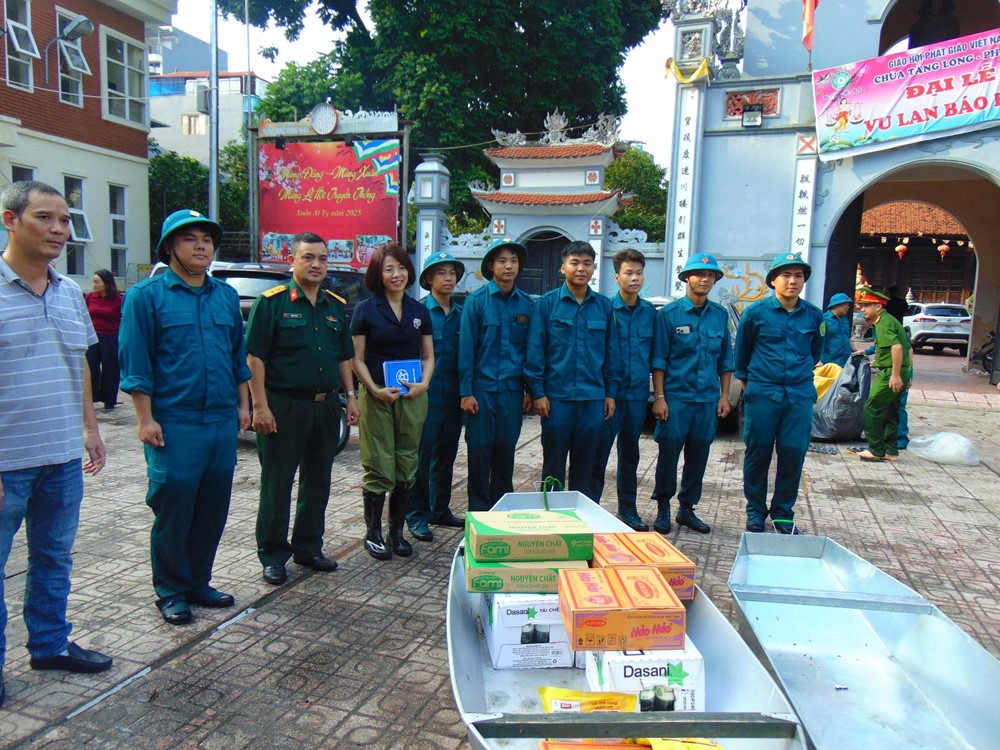 Lãnh đạo Ủy ban MTTQ Việt Nam thành phố Hà Nội thăm, tặng quà động viên người dân phường Từ Liêm ảnh hưởng do mưa bão - ảnh 6