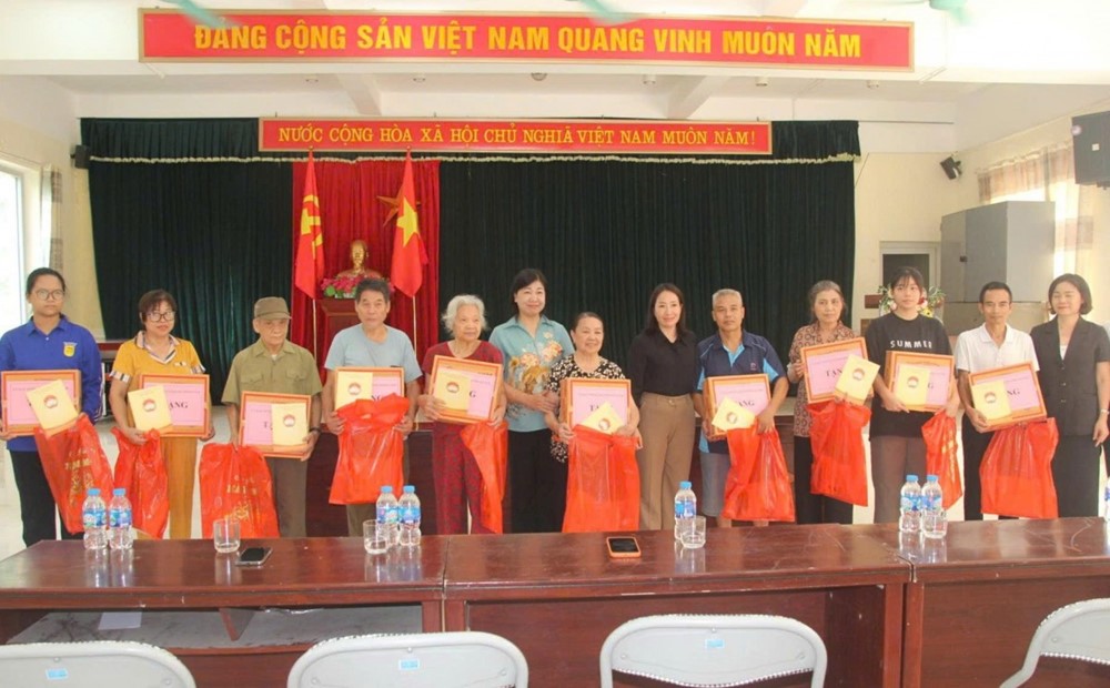 Chủ tịch Ủy ban MTTQ Việt Nam thành phố Hà Nội trao quà hỗ trợ người dân Tây Mỗ bị ảnh hưởng mưa bão - ảnh 2