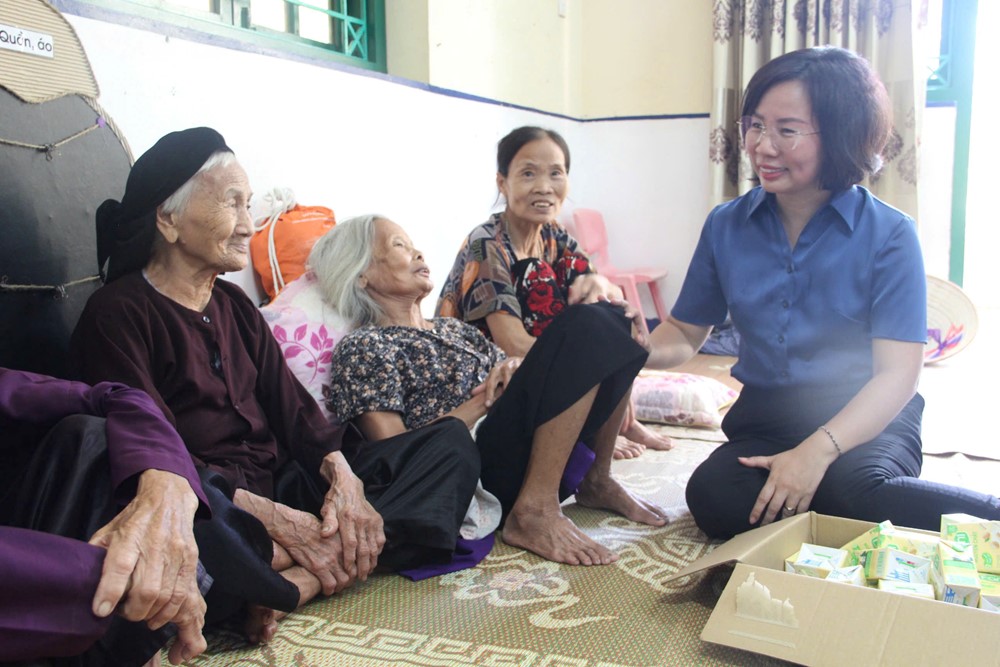 Lãnh đạo Ủy ban MTTQ Việt Nam Thành phố sẻ chia khó khăn cùng người dân bị ảnh hưởng do mưa lũ tại các xã Trung Giã và Đa Phúc - ảnh 2