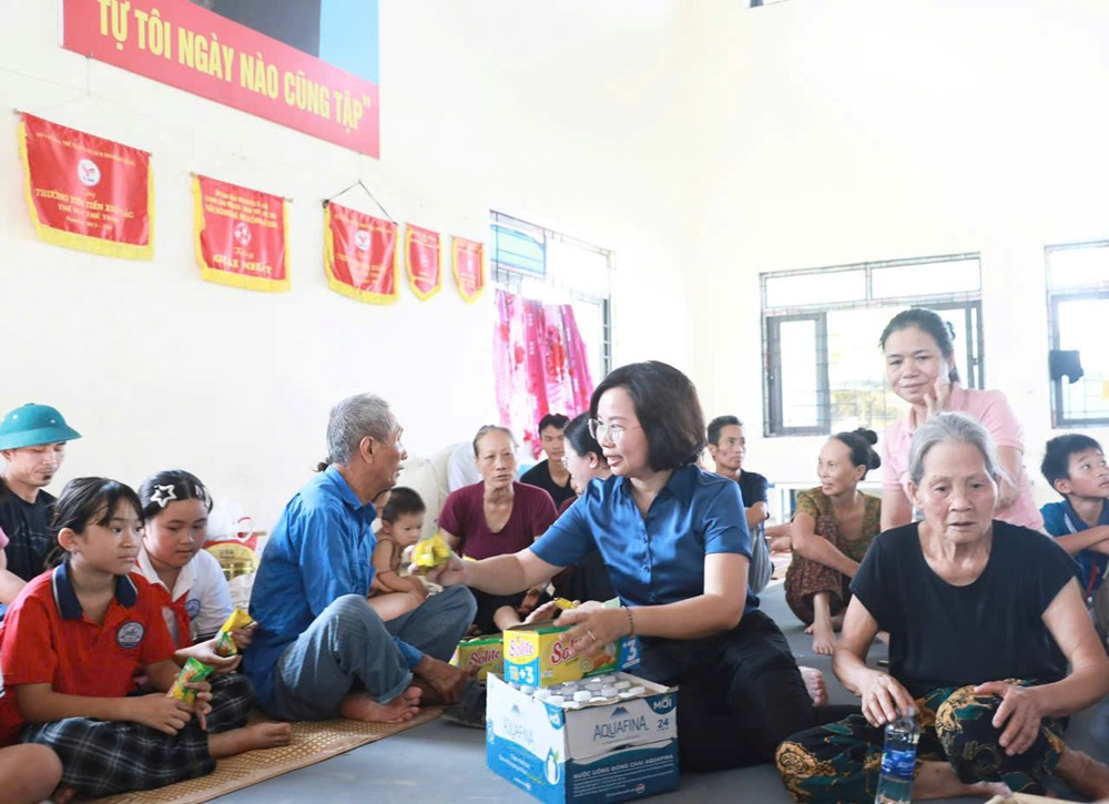 Lãnh đạo Ủy ban MTTQ Việt Nam Thành phố sẻ chia khó khăn cùng người dân bị ảnh hưởng do mưa lũ tại các xã Trung Giã và Đa Phúc - ảnh 3
