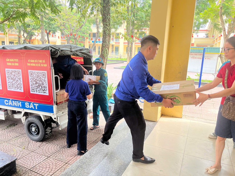 Tấm lòng người Hà Nội hướng về vùng lũ Trung Giã và Đa Phúc - ảnh 4