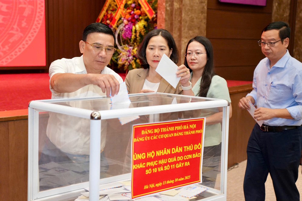 Hà Nội tổ chức chương trình ủng hộ nhân dân Thủ đô khắc phục hậu quả do cơn bão số 10 và số 11 gây ra - ảnh 4