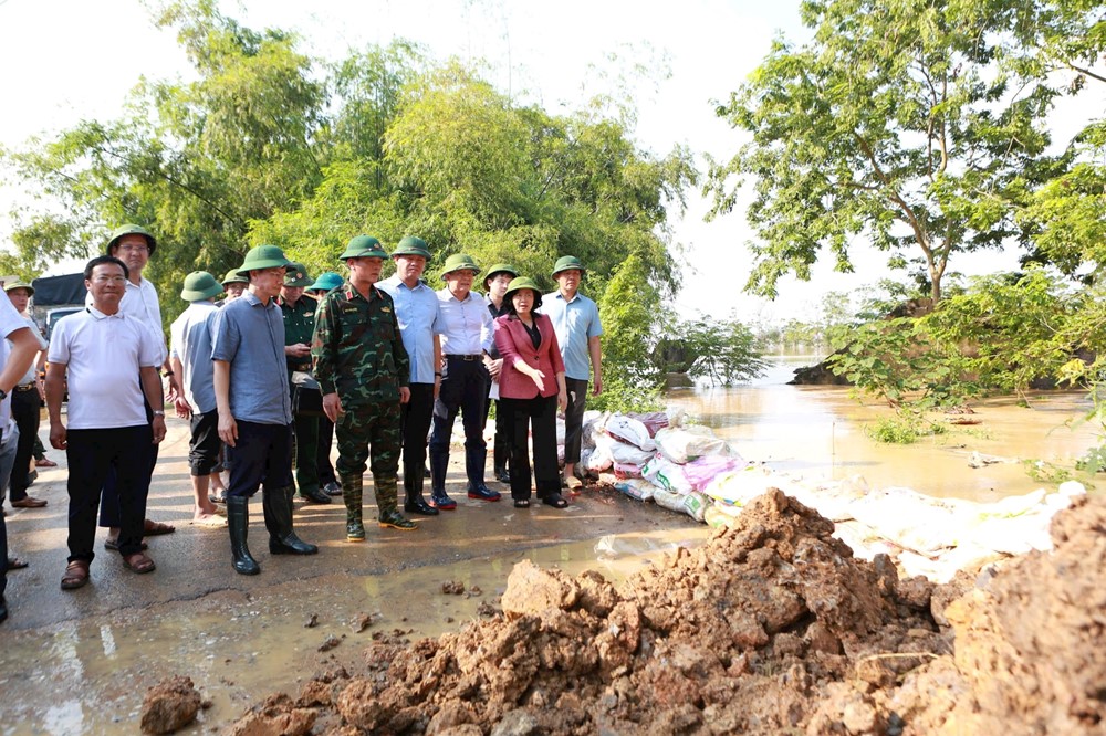 Lãnh đạo TP Hà Nội kiểm tra thực tế và chỉ đạo công tác phòng, chống lũ, bảo vệ an toàn cho người dân tại các xã Đa Phúc, Trung Giã - ảnh 2