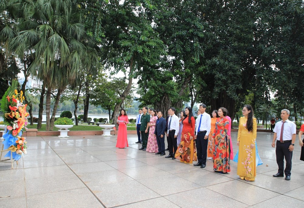 Ủy ban Mặt trận Tổ quốc Việt Nam thành phố Hà Nội dâng hoa tại Tượng đài Bác Hồ - Bác Tôn - ảnh 1