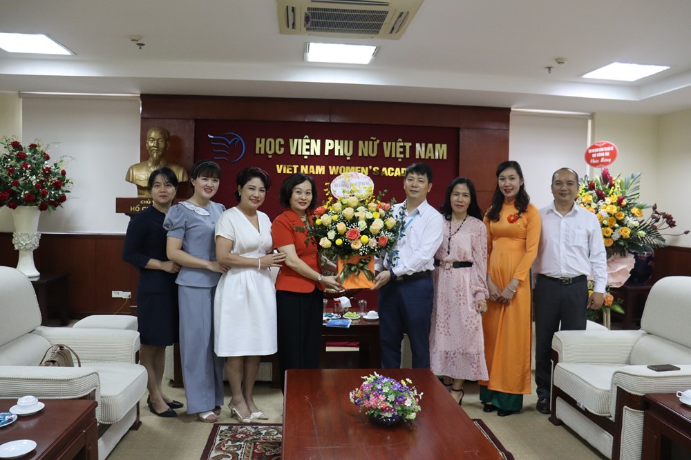 Hội LHPN Hà Nội, báo Phụ nữ Thủ đô chúc mừng Ngày Nhà giáo Việt Nam - ảnh 1