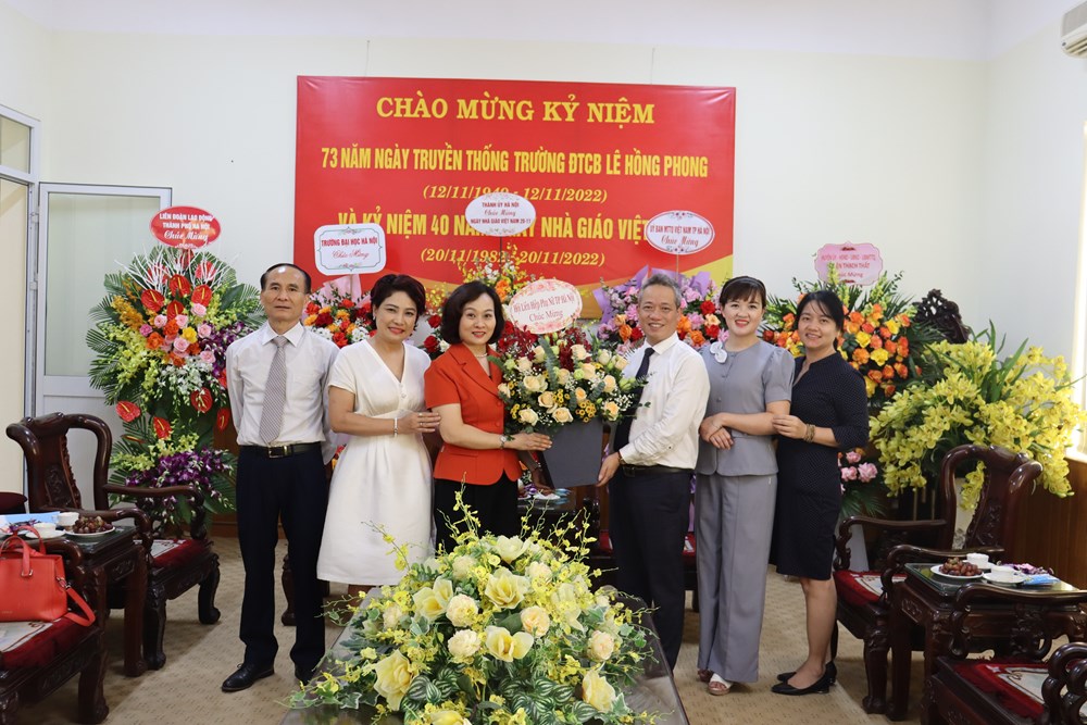Hội LHPN Hà Nội, báo Phụ nữ Thủ đô chúc mừng Ngày Nhà giáo Việt Nam - ảnh 3
