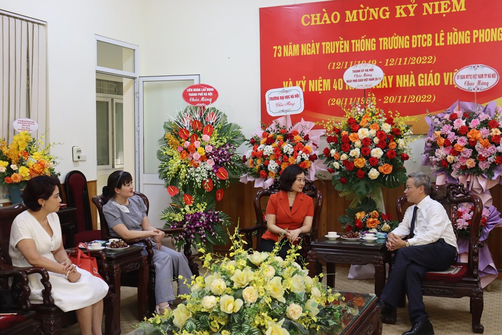 Hội LHPN Hà Nội, báo Phụ nữ Thủ đô chúc mừng Ngày Nhà giáo Việt Nam - ảnh 4