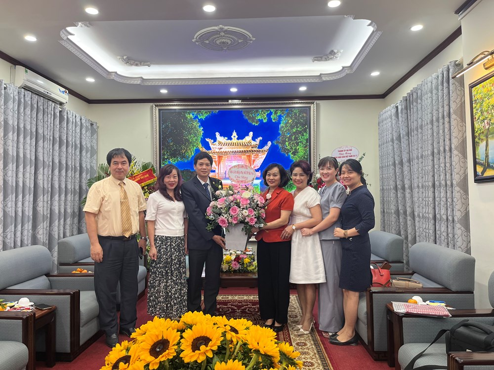 Hội LHPN Hà Nội, báo Phụ nữ Thủ đô chúc mừng Ngày Nhà giáo Việt Nam - ảnh 2