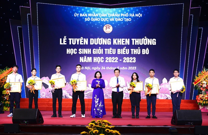 Hà Nội tuyên dương khen thưởng học sinh giỏi tiêu biểu của Thủ đô năm học 2022-2023 - ảnh 2