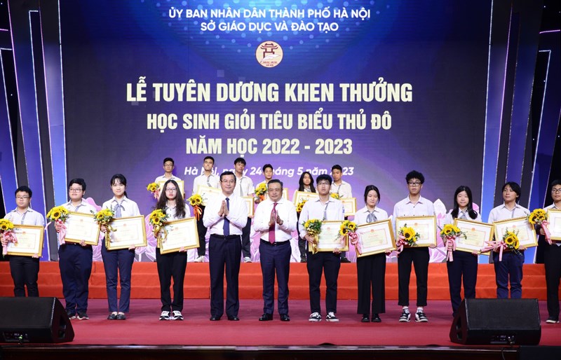 Hà Nội tuyên dương khen thưởng học sinh giỏi tiêu biểu của Thủ đô năm học 2022-2023 - ảnh 4