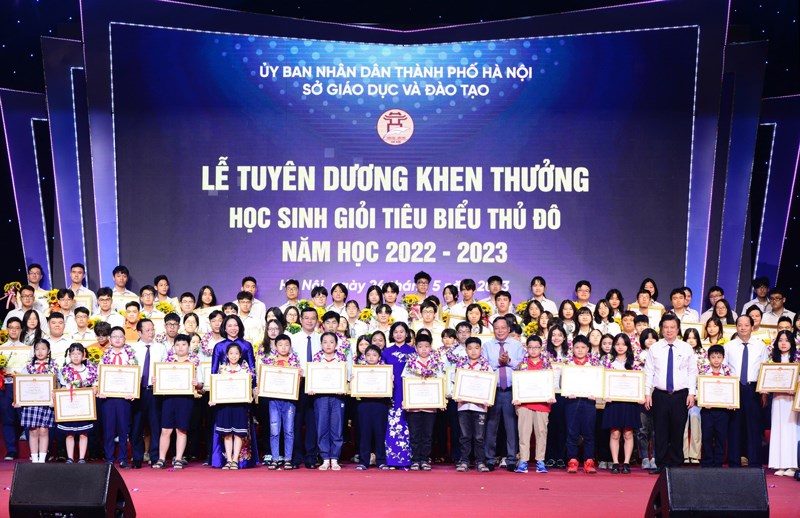 Hà Nội tuyên dương khen thưởng học sinh giỏi tiêu biểu của Thủ đô năm học 2022-2023 - ảnh 5