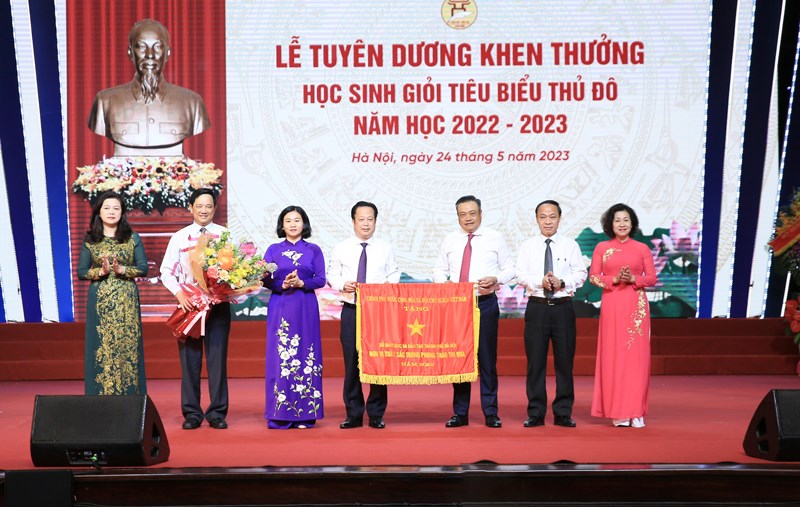 Hà Nội tuyên dương khen thưởng học sinh giỏi tiêu biểu của Thủ đô năm học 2022-2023 - ảnh 1