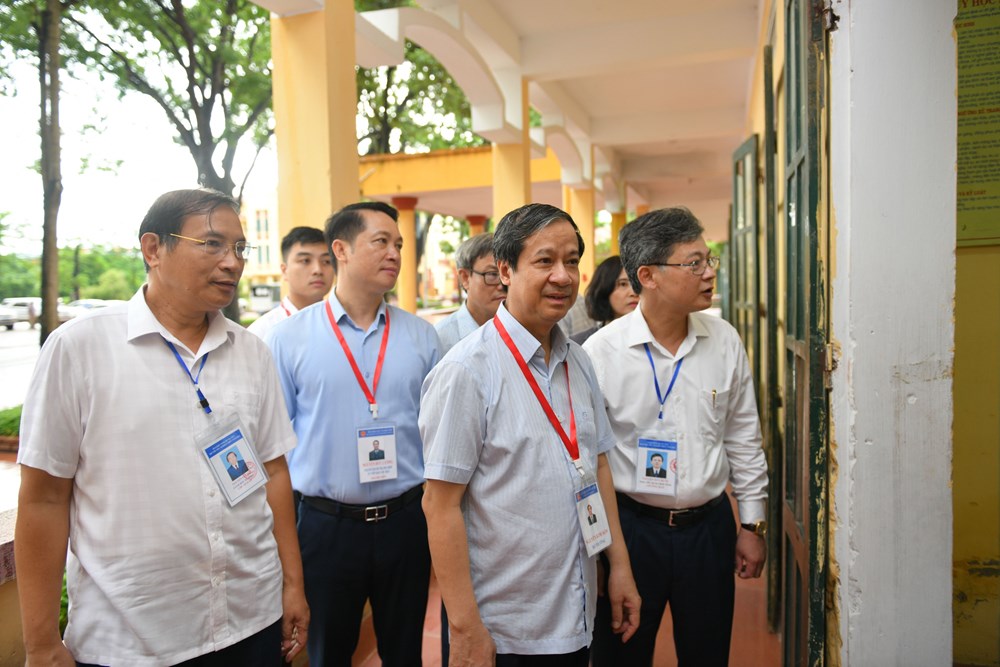 Bộ trưởng Nguyễn Kim Sơn động viên thí sinh, giáo viên dự kỳ thi tốt nghiệp THPT - ảnh 3
