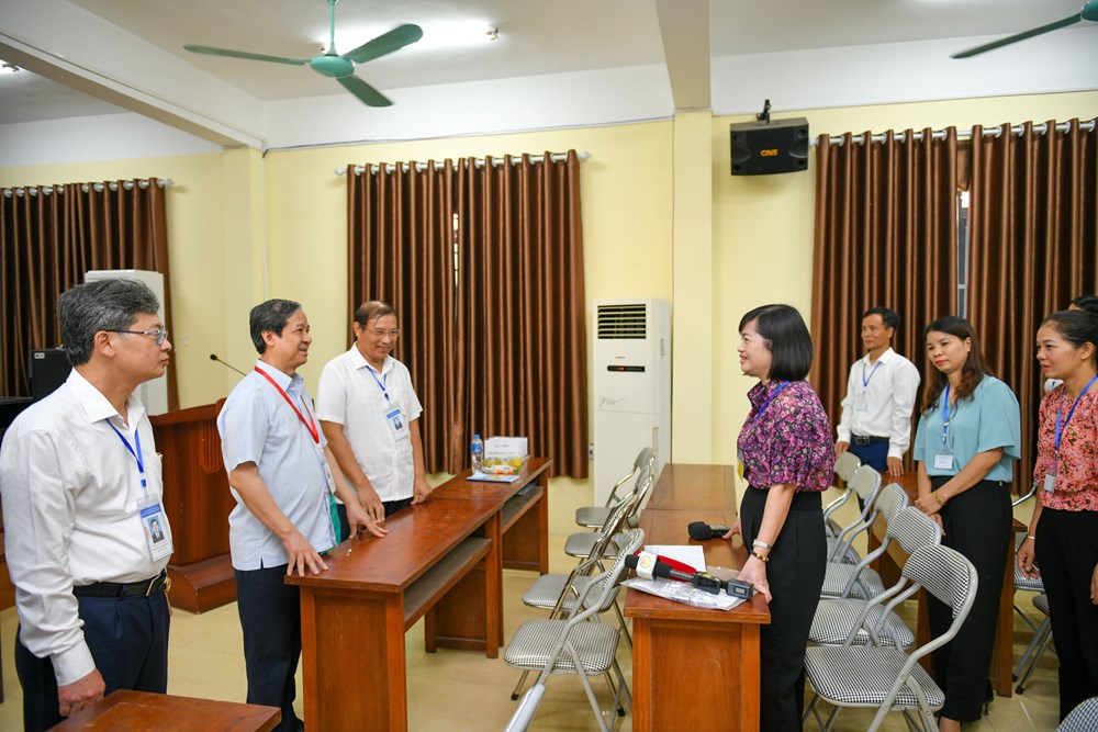 Bộ trưởng Nguyễn Kim Sơn động viên thí sinh, giáo viên dự kỳ thi tốt nghiệp THPT - ảnh 1