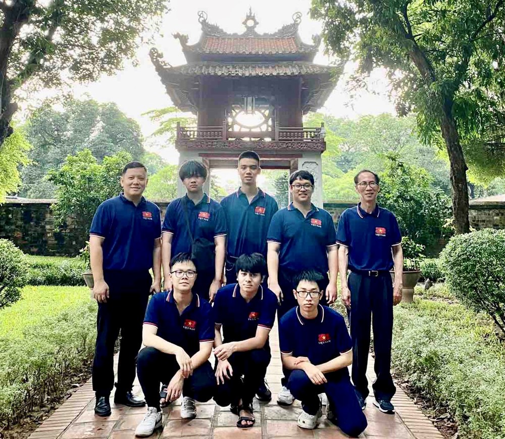 6/6 học sinh Việt Nam tham dự Olympic Toán quốc tế năm 2023 đều giành huy chương - ảnh 1