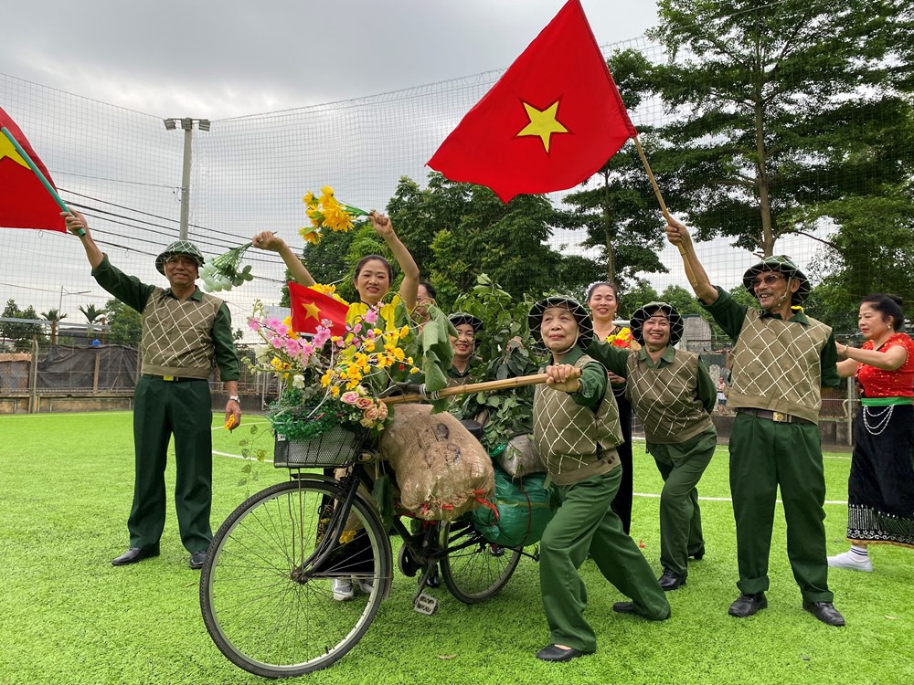 Phụ nữ Tây Hồ hòa nhịp đồng diễn dân vũ chào mừng kỷ niệm 70 năm chiến thắng Điện Biên Phủ - ảnh 4