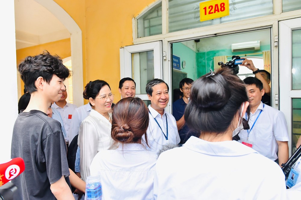Bộ trưởng Nguyễn Kim Sơn động viên thí sinh, giáo viên tại Kỳ thi tốt nghiệp THPT  - ảnh 1