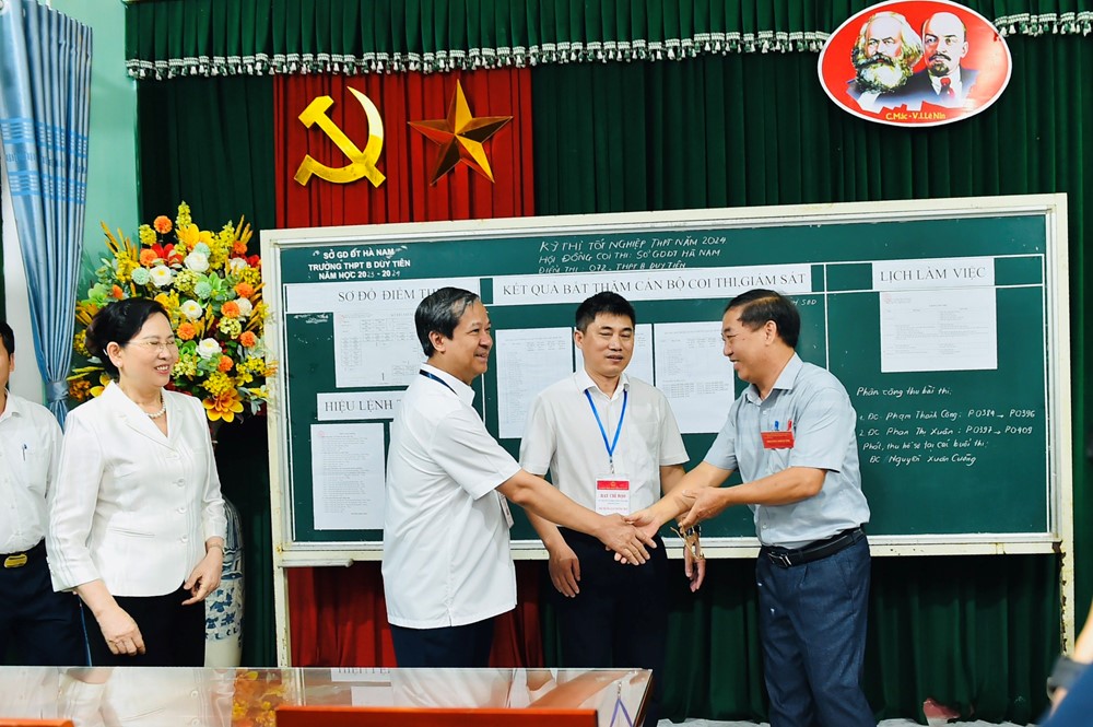 Bộ trưởng Nguyễn Kim Sơn động viên thí sinh, giáo viên tại Kỳ thi tốt nghiệp THPT  - ảnh 2