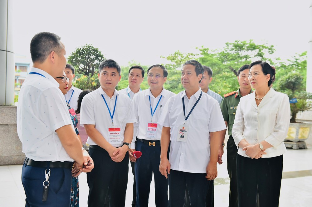 Bộ trưởng Nguyễn Kim Sơn động viên thí sinh, giáo viên tại Kỳ thi tốt nghiệp THPT  - ảnh 3