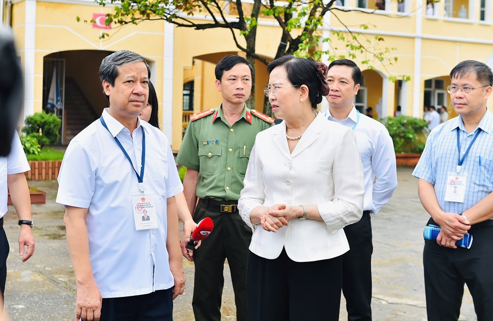 Bộ trưởng Nguyễn Kim Sơn động viên thí sinh, giáo viên tại Kỳ thi tốt nghiệp THPT  - ảnh 4