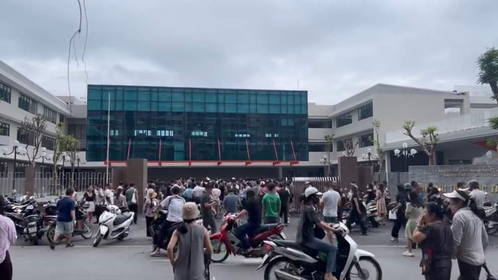 Gần 300 phụ huynh tập trung kiến nghị nhập học cho con tại Trường tiểu học Tây Mỗ - ảnh 1