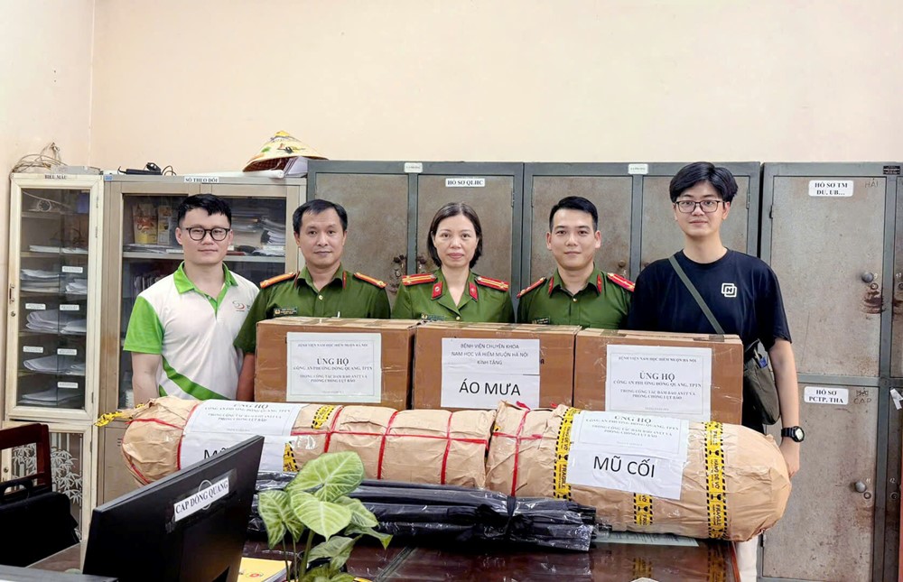 Lan tỏa yêu thương cùng bà con vượt qua mùa lũ - ảnh 3