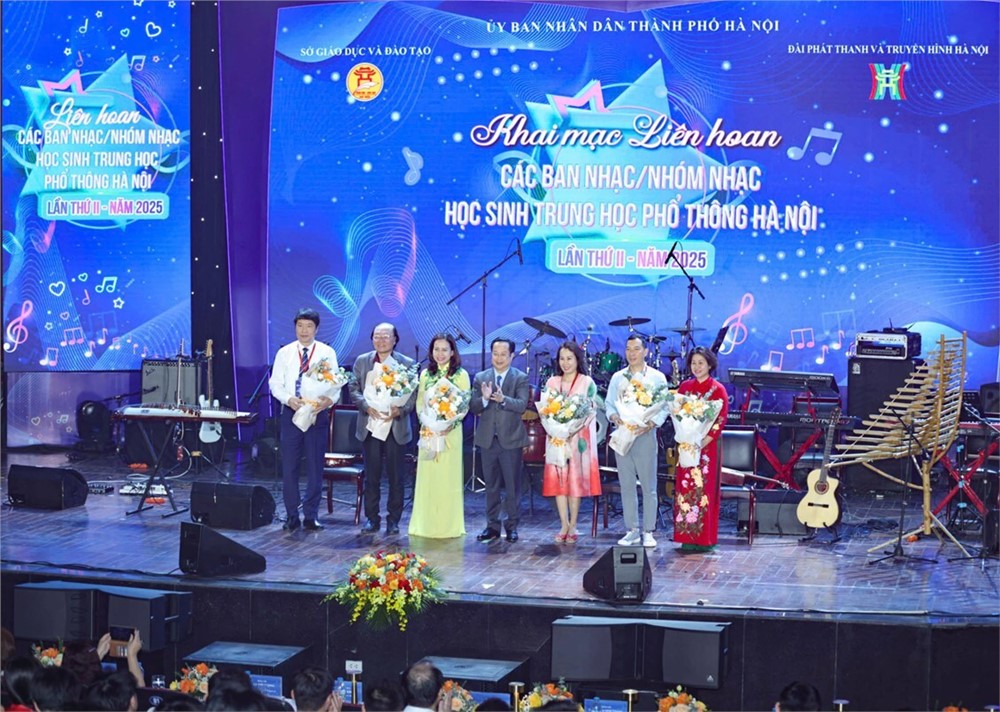 Tưng bừng Liên hoan các ban nhạc, nhóm nhạc học sinh THPT Hà Nội lần thứ II - năm 2025 - ảnh 1