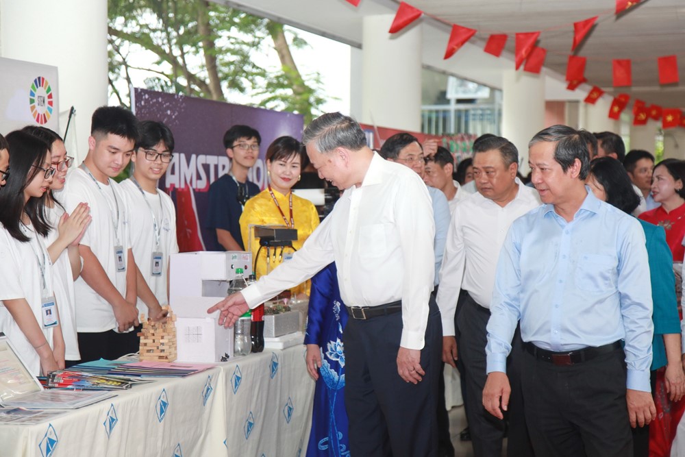 Tổng Bí thư Tô Lâm trải nghiệm giáo dục STEM cùng học sinh Hà Nội - ảnh 9