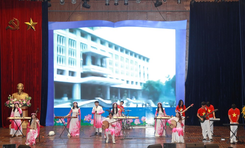 Tổng Bí thư Tô Lâm trải nghiệm giáo dục STEM cùng học sinh Hà Nội - ảnh 1