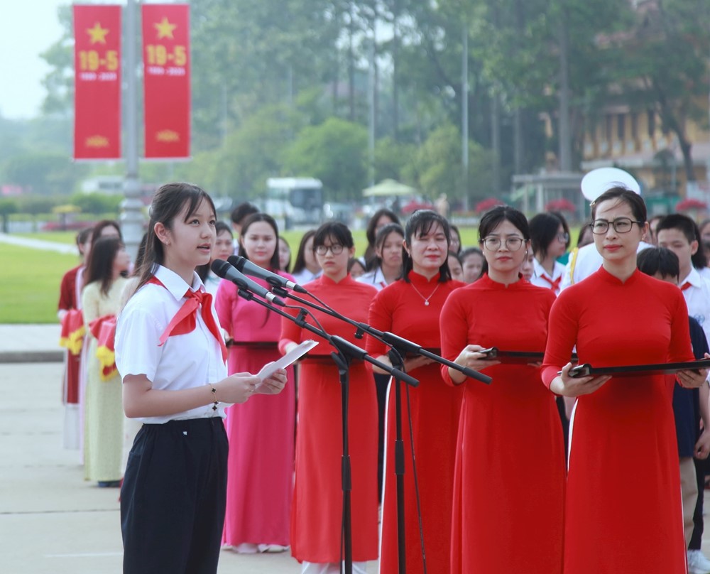 Học sinh giỏi tiêu biểu của Thủ đô Hà Nội báo công dâng Bác - ảnh 5