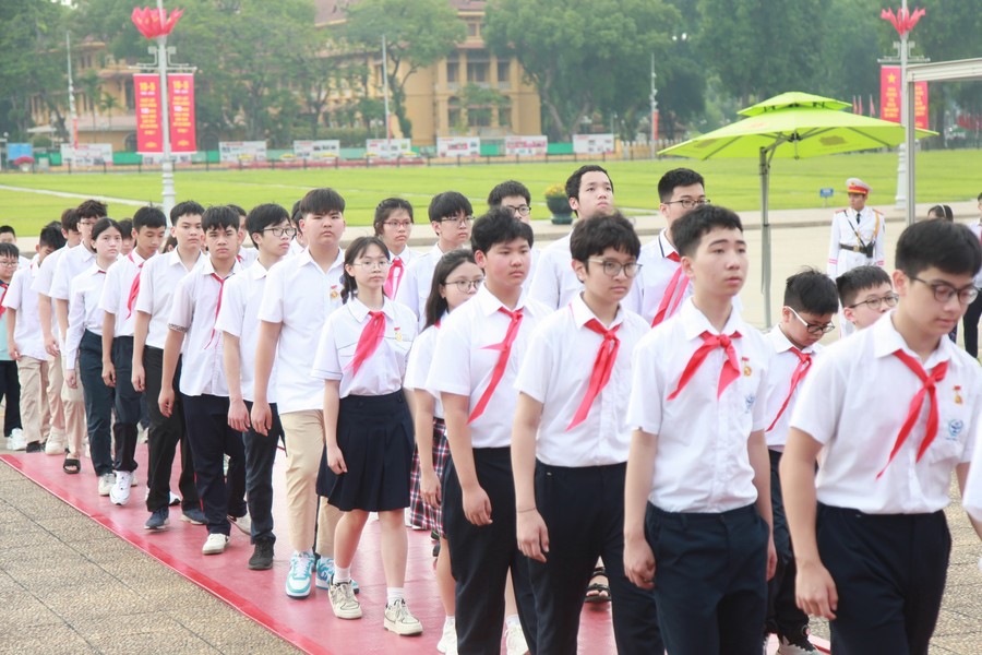 Học sinh giỏi tiêu biểu của Thủ đô Hà Nội báo công dâng Bác - ảnh 2