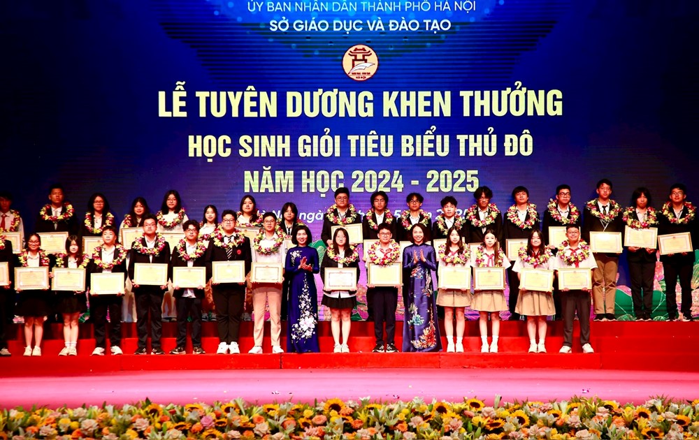 Hà Nội: Tuyên dương khen thưởng học sinh giỏi tiêu biểu Thủ đô năm học 2024 - 2025 - ảnh 5