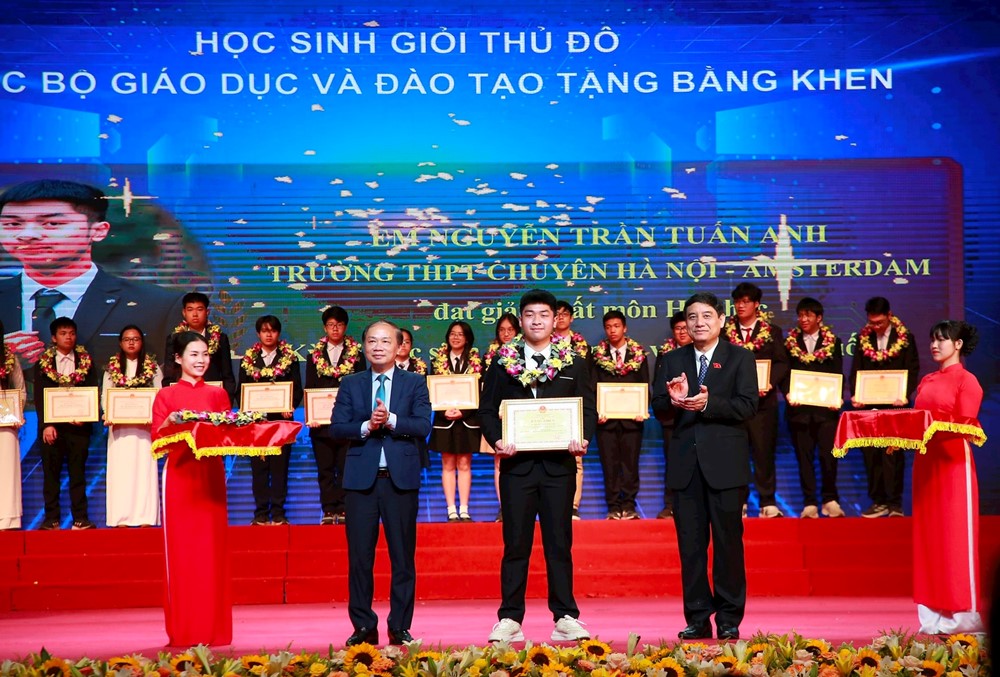 Hà Nội: Tuyên dương khen thưởng học sinh giỏi tiêu biểu Thủ đô năm học 2024 - 2025 - ảnh 2