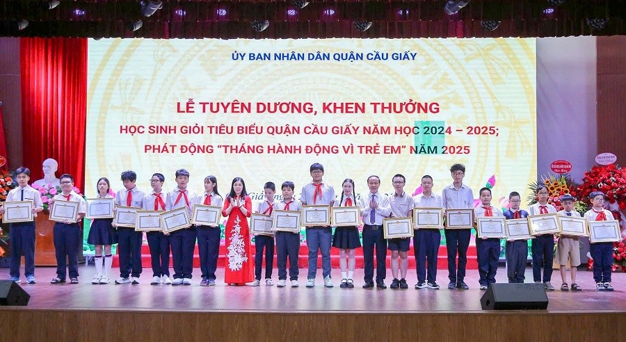 Tuyên dương 205 học sinh tiêu biểu quận Cầu Giấy - ảnh 1
