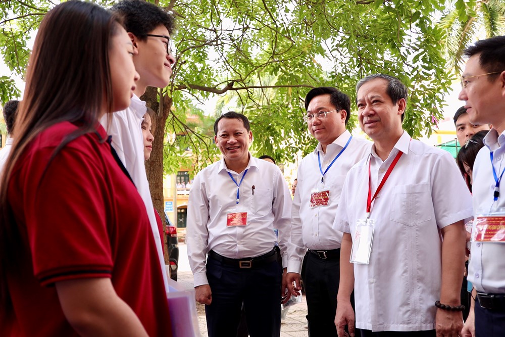 Bộ trưởng Nguyễn Kim Sơn động viên thí sinh, cán bộ làm thi tốt nghiệp THPT 2025 - ảnh 1