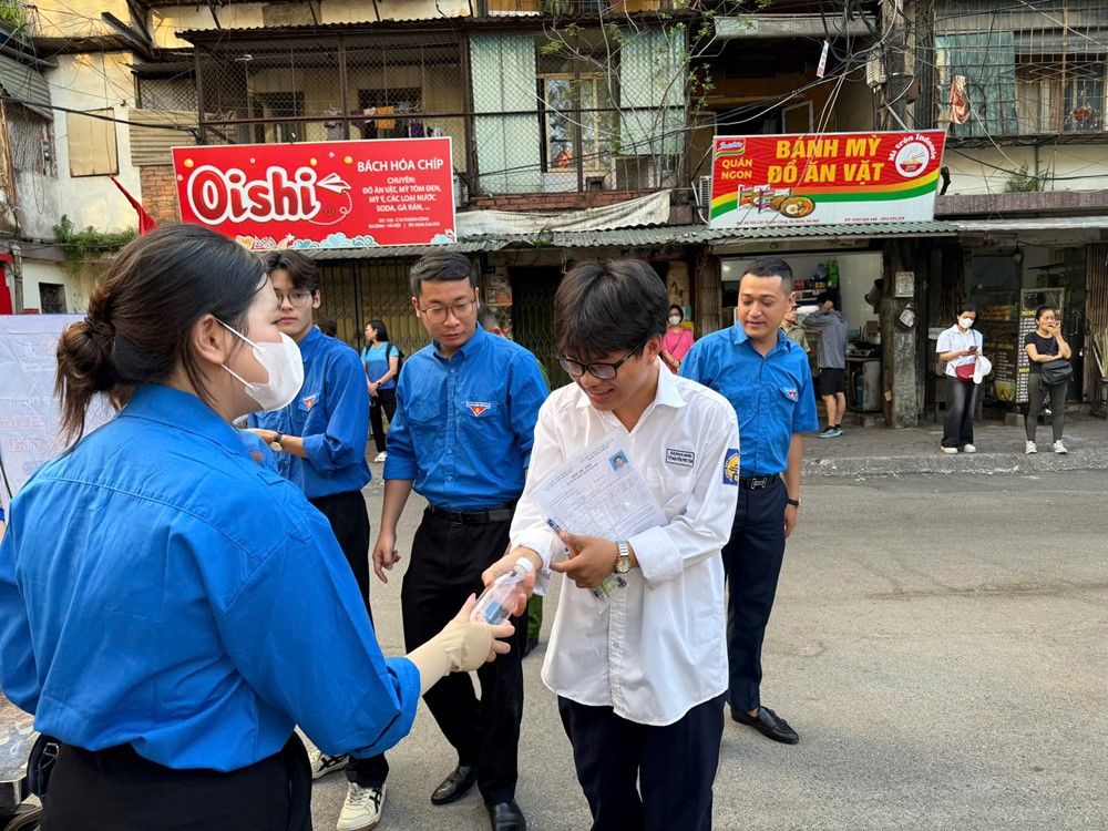 Sáng nay, gần 1,17  triệu thí sinh chính thức bước vào  kỳ thi tốt nghiệp THPT năm 2025 - ảnh 3