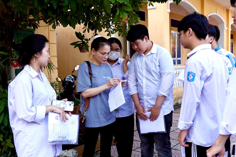 Bộ trưởng Nguyễn Kim Sơn động viên thí sinh, cán bộ làm thi tốt nghiệp THPT 2025 - ảnh 2