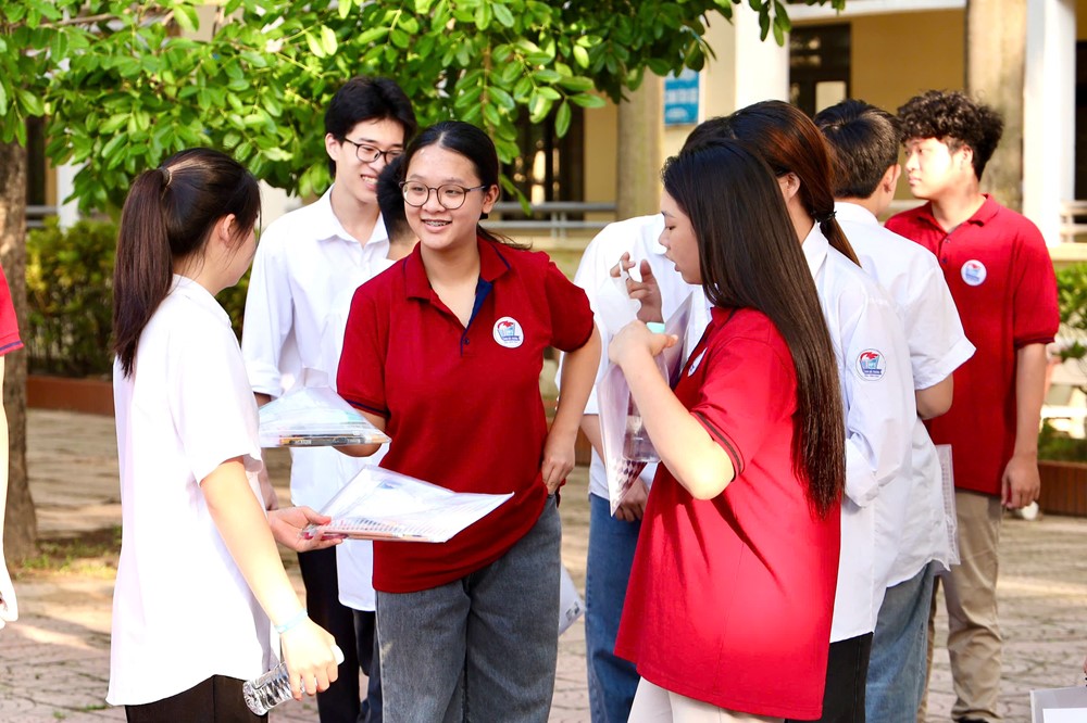 Bộ trưởng Nguyễn Kim Sơn động viên thí sinh, cán bộ làm thi tốt nghiệp THPT 2025 - ảnh 3