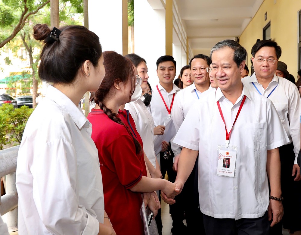 Bộ trưởng Nguyễn Kim Sơn động viên thí sinh, cán bộ làm thi tốt nghiệp THPT 2025 - ảnh 4