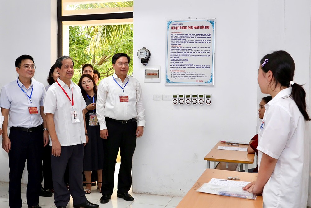Bộ trưởng Nguyễn Kim Sơn động viên thí sinh, cán bộ làm thi tốt nghiệp THPT 2025 - ảnh 5