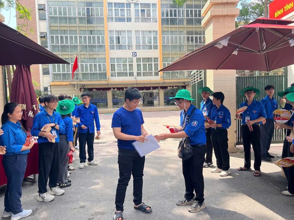 Hơn 8.000 tình nguyện viên Thủ đô tiếp sức mùa thi tốt nghiệp THPT năm 2025 - ảnh 8