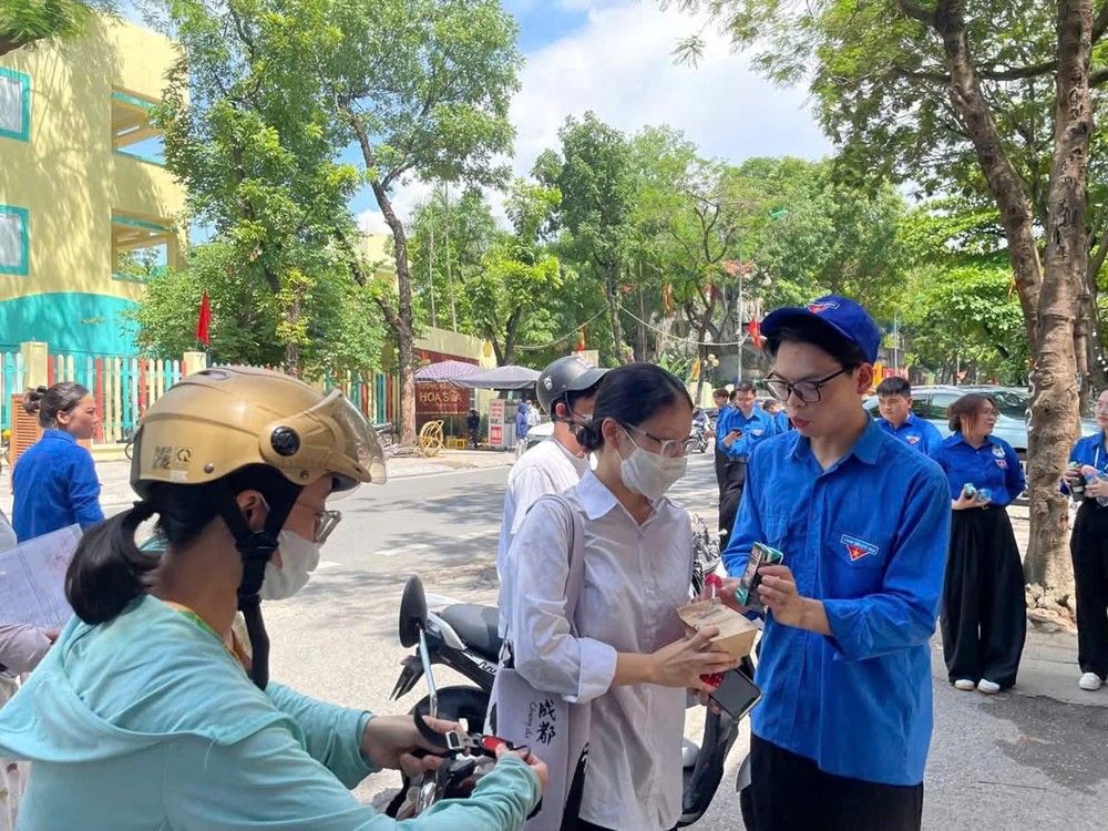 Hơn 8.000 tình nguyện viên Thủ đô tiếp sức mùa thi tốt nghiệp THPT năm 2025 - ảnh 7