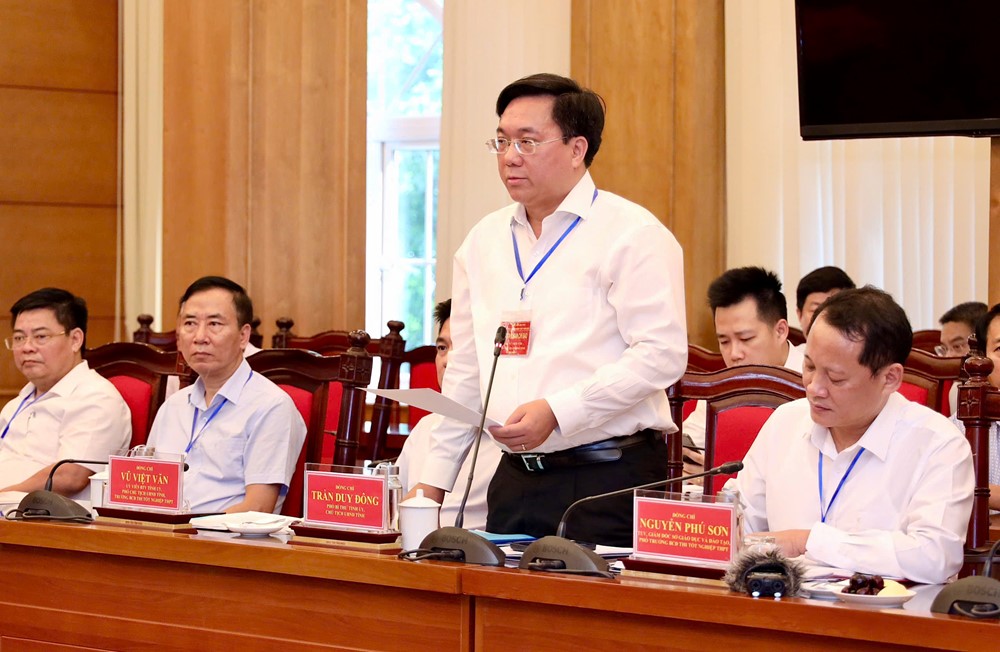 Bộ trưởng Nguyễn Kim Sơn động viên thí sinh, cán bộ làm thi tốt nghiệp THPT 2025 - ảnh 9