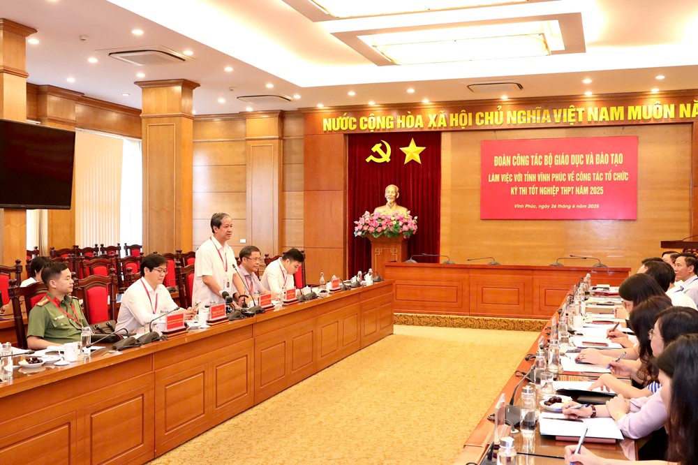 Bộ trưởng Nguyễn Kim Sơn động viên thí sinh, cán bộ làm thi tốt nghiệp THPT 2025 - ảnh 6