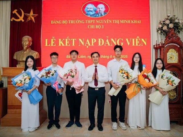 Hà Nội: Đảng bộ Trường THPT Nguyễn Thị Minh Khai kết nạp 6 đảng viên mới - ảnh 1