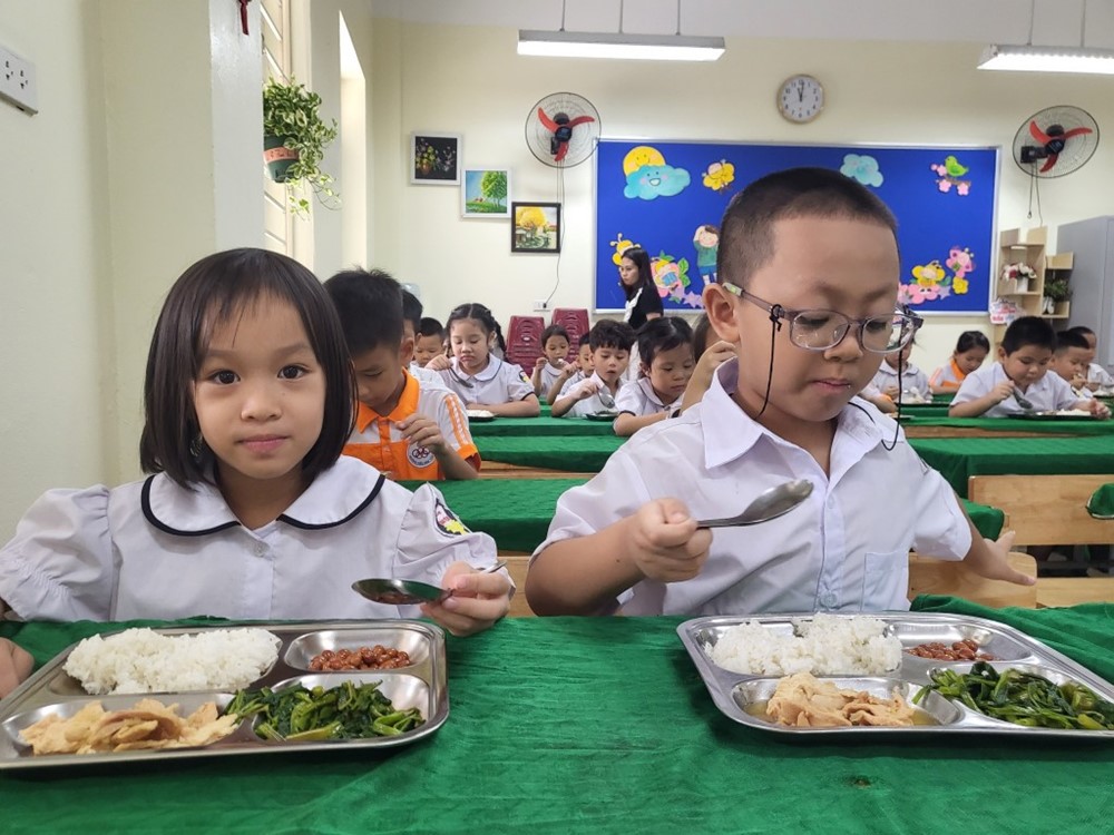 Hà Nội chuẩn bị công tác tổ chức bữa ăn bán trú cho học sinh trong năm học 2025-2026 - ảnh 1