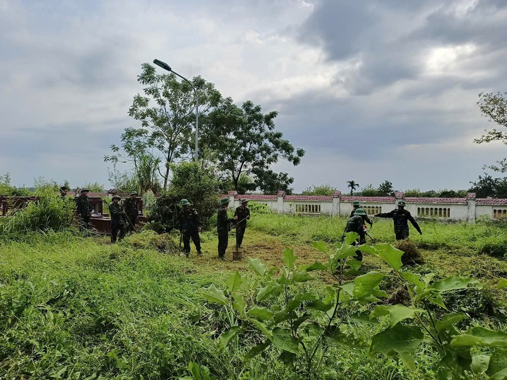 Tổng vệ sinh khuôn viên các nghĩa trang liệt sỹ và nhà bia tưởng niệm nhân dịp kỷ niệm 78 năm ngày thương binh, liệt sĩ - ảnh 16