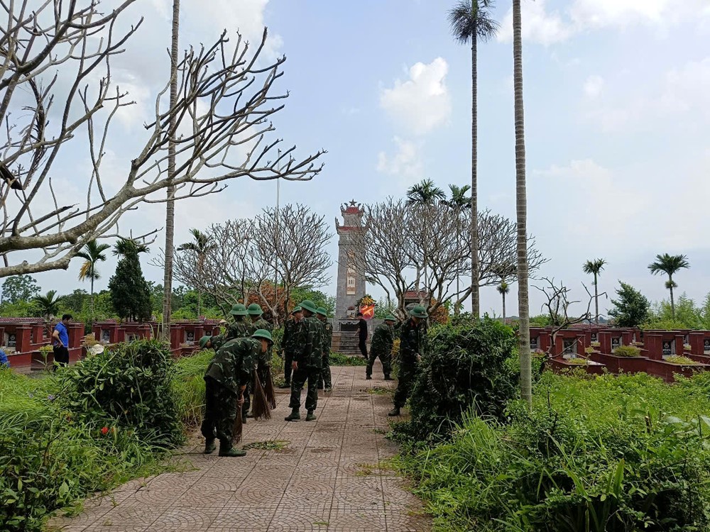 Tổng vệ sinh khuôn viên các nghĩa trang liệt sỹ và nhà bia tưởng niệm nhân dịp kỷ niệm 78 năm ngày thương binh, liệt sĩ - ảnh 14