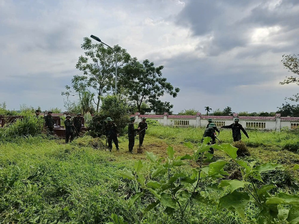 Tổng vệ sinh khuôn viên các nghĩa trang liệt sỹ và nhà bia tưởng niệm nhân dịp kỷ niệm 78 năm ngày thương binh, liệt sĩ - ảnh 12